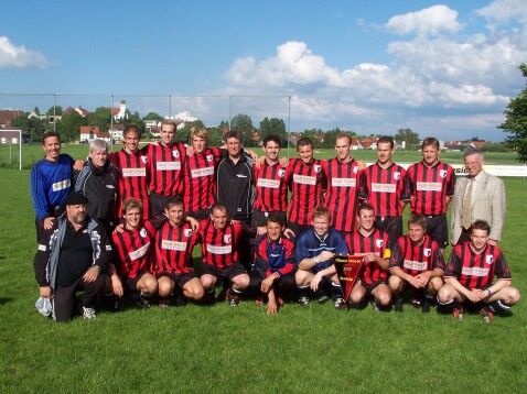 20 Jahre nach dem wohl größten Erfolg in der über 100-jährigen Geschichte der Fußballabteilung des TSV Trochtelfingen 1871 e.V., trafen sich die damaligen Aufstiegshelden der Bezirksligameisterschaft Donau der Saison 2004/2005 und Aufsteiger in die Landesliga Staffel IV zum Wiedersehen im TSV Vereinsheim.... 