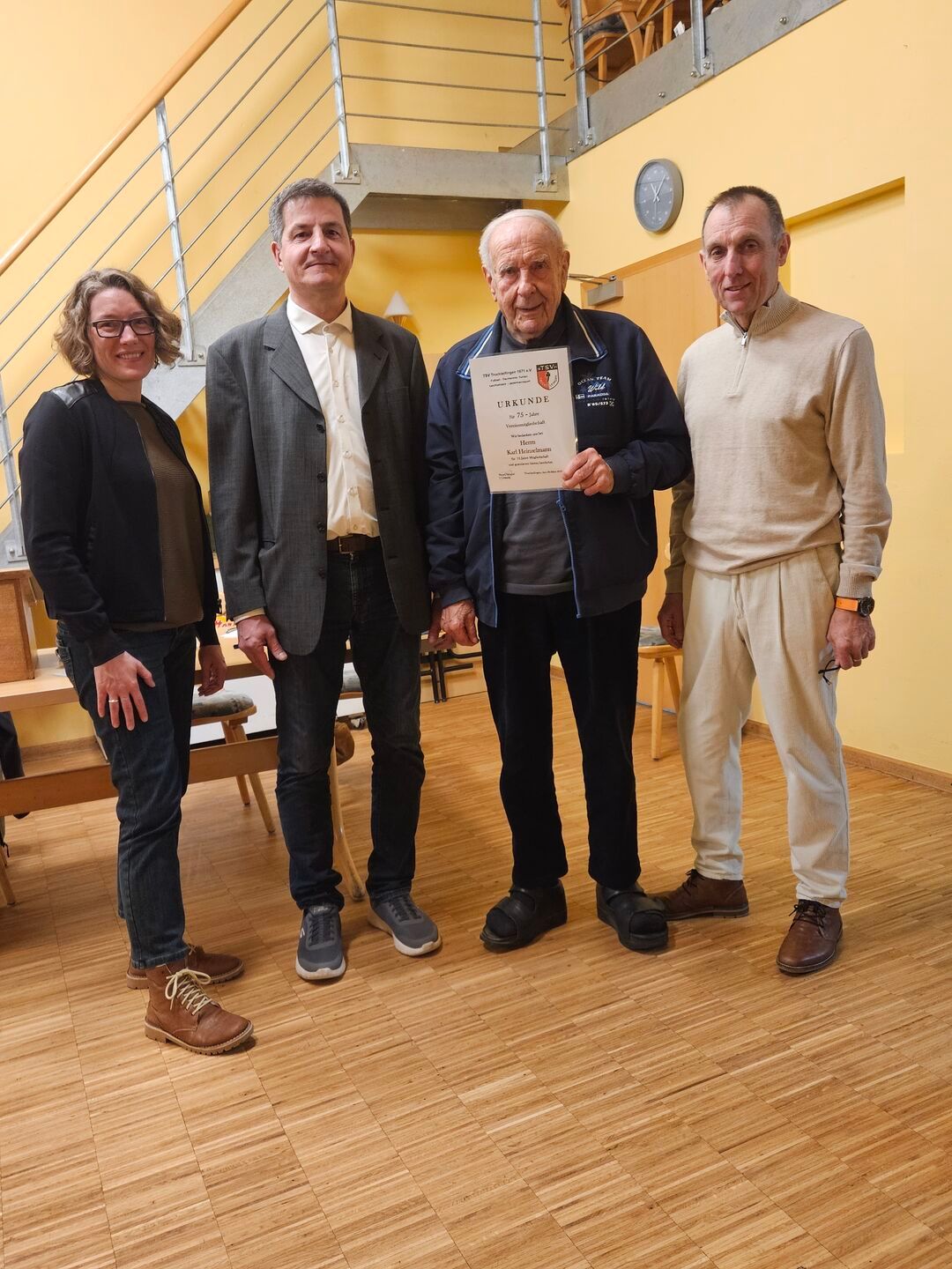 v.l.nr.: Bürgermeisterin Frau Fischer, 2. Vorsitzender Tino Steiner, Karl Heinzelmann und 1.Vorsitzender Bernd Schmid